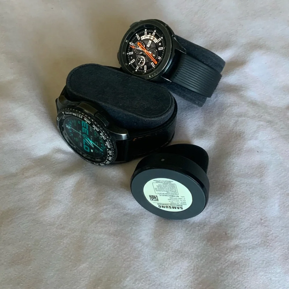 Lots of 2 Samsung Galaxy Smart fitness watches with dock. MR & MRS pair